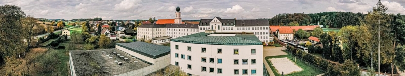 Luftaufnahme des Schulgeländes in Oberroning